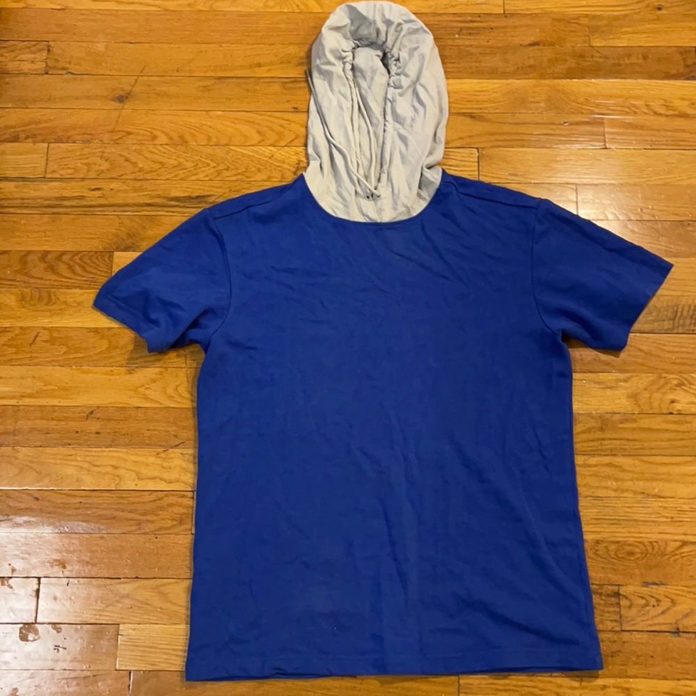 Short sleeve hooded shirt